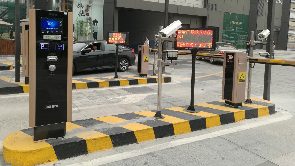 車牌識(shí)別系統(tǒng)公司談如何解決停車難擁堵問題